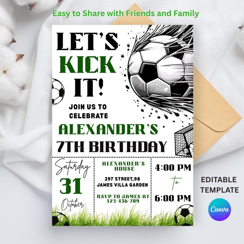 Op de afbeelding: Een witte uitnodiging met groene en zwarte tekst voor Alexander's 7e verjaardag. De uitnodiging bevat een voetbalafbeelding en de woorden "Let's Kick It!" en "Join us to celebrate". De datum, tijd en locatie zijn ook inbegrepen.