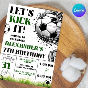Op de afbeelding: Een verjaardagsuitnodiging met voetbalthema, met de tekst "LET'S KICK IT!" in zwart en groen. Het kondigt Alexander's 7e verjaardag aan, met een voetbalafbeelding en evenementdetails.