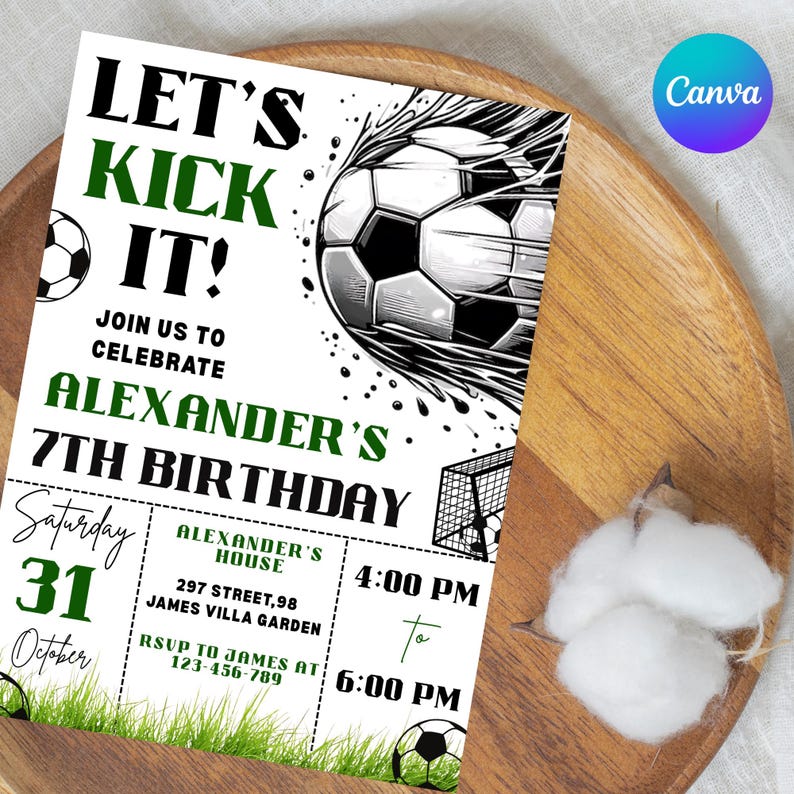 Op de afbeelding: Een verjaardagsuitnodiging met voetbalthema, met de tekst "LET'S KICK IT!" in zwart en groen. Het kondigt Alexander's 7e verjaardag aan, met een voetbalafbeelding en evenementdetails.