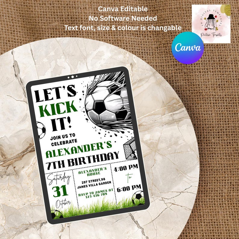 Op de afbeelding: Digitale uitnodiging voor Alexander's 7e verjaardag, met een voetbalthema. Het ontwerp bevat een voetbal, een doel en de tekst "Let's Kick It!". De uitnodiging is aanpasbaar met Canva en bevat de datum, tijd en locatie.