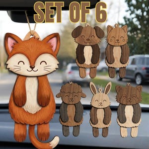 Könnte beinhalten: Ein Set aus 6 hängenden Ornamenten mit Cartoon-Tierdesigns, darunter ein Fuchs, Hund, Katze, Schaf, Hase und Waschbär. Jedes Ornament ist mit geschichteten Holztexturen gestaltet und zeigt ein lächelndes Gesicht mit geschlossenen Augen.