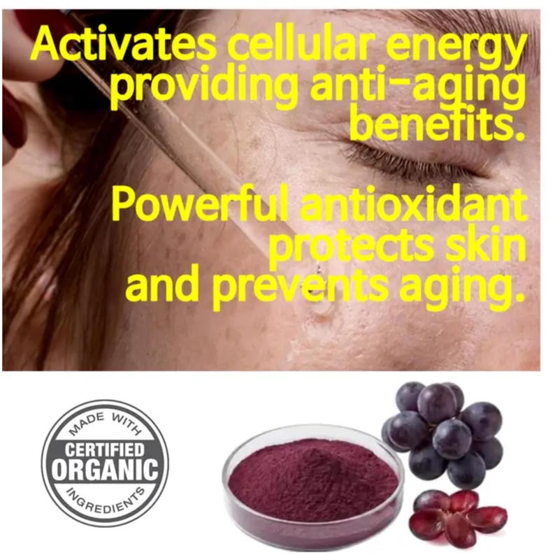 Puede incluir: Un gotero de vidrio transparente que dispensa l&iacute;quido sobre la piel con texto amarillo: Activates cellular energy providing anti-aging benefits. Powerful antioxidant protects skin and prevents aging. Incluye un sello org&aacute;nico y polvo de uva morada.