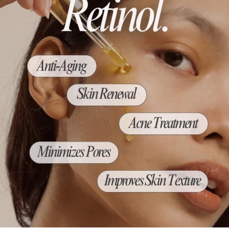 K&ouml;nnte beinhalten: Eine transparente Glastropfpipette gibt eine goldene Fl&uuml;ssigkeit auf die Haut ab. Die Texteinblendungen lauten: Retinol., Anti-Aging, Skin Renewal, Acne Treatment, Minimizes Pores und Improves Skin Texture. Das Bild zeigt das Auftragen des Serums.