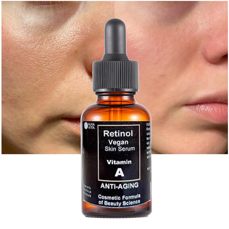 K&ouml;nnte beinhalten: Eine braune Glastropfflasche mit Retinol Vegan Skin Serum und einem schwarzen Etikett mit dem Text Retinol Vegan Skin Serum, Vitamin A, ANTI-AGING und Cosmetic Formula of Beauty Science, platziert vor einer Nahaufnahme von Gesichtshaut.
