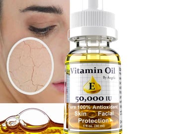 Puede incluir: Un frasco cuentagotas de vidrio transparente con aceite de vitamina E amarillo, etiquetado 50,000 UI, 30 ml (1 fl oz). La etiqueta presenta un icono de gota dorada, fondo de cuadrícula y el texto Pure 100% Antioxidant Skin Facial Protection.