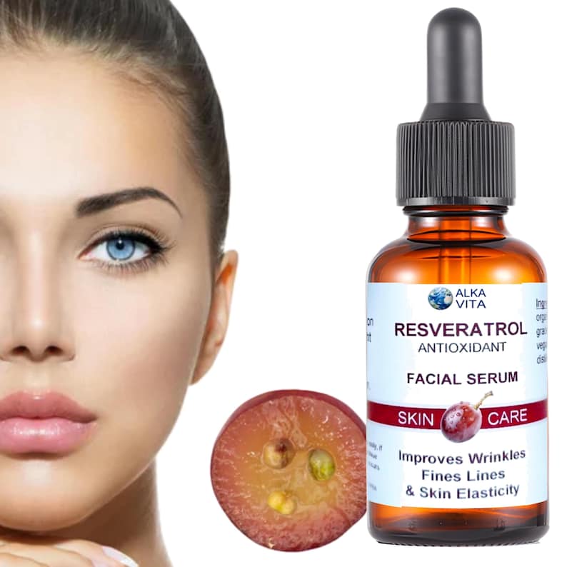 Puede incluir: Un frasco cuentagotas de vidrio &aacute;mbar de suero facial antioxidante Alka Vita Resveratrol con tapa negra. La etiqueta blanca presenta el texto Resveratrol Antioxidant Facial Serum, Skin Care e Improves Wrinkles, Fines Lines & Skin Elasticity.
