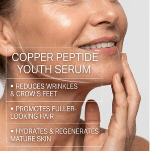Peut inclure: Une &eacute;tiquette de produit de soin intitul&eacute;e COPPER PEPTIDE YOUTH SERUM. Le texte liste les b&eacute;n&eacute;fices : REDUCES WRINKLES & CROW'S FEET, PROMOTES FULLER-LOOKING HAIR, et HYDRATES & REGENERATES MATURE SKIN. L'&eacute;tiquette est superpos&eacute;e sur un menton et m&acirc;choire.