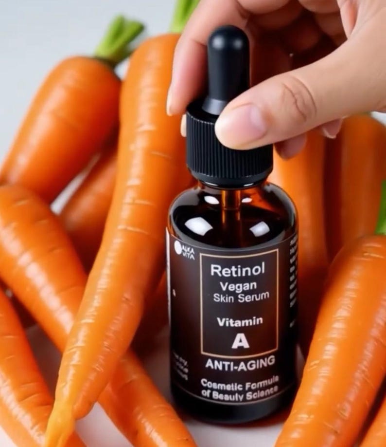 K&ouml;nnte beinhalten: Eine dunkelbraune Glasflasche mit Pipette f&uuml;r Retinol Vegan Skin Serum mit schwarzem Verschluss. Das Etikett tr&auml;gt den Text Retinol Vegan Skin Serum, Vitamin A, ANTI-AGING und Cosmetic Formula of Beauty Science. Frische orangefarbene Karotten.