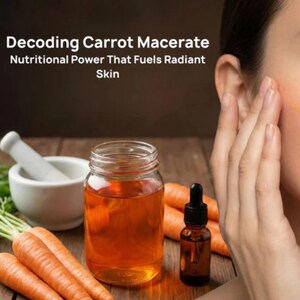 K&ouml;nnte beinhalten: Ein Glasgef&auml;&szlig; mit orangefarbenem Karottenmazerat, eine kleine dunkle Tropfflasche, ein wei&szlig;er M&ouml;rser mit St&ouml;&szlig;el und frische Karotten. Der Text lautet: Decoding Carrot Macerate, Nutritional Power That Fuels Radiant Skin.