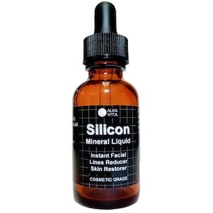 Puede incluir: Una botella de vidrio marrón de Alka Vita Silicon Mineral Liquid con un cuentagotas negro. La etiqueta dice "Instant Facial Lines Reducer Skin Restorer Cosmetic Grade."