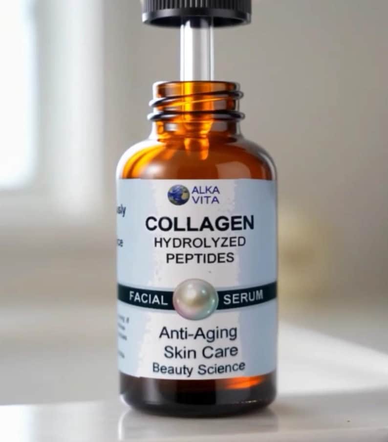 Puede incluir: Un frasco de vidrio &aacute;mbar de suero facial Alka Vita Collagen Hydrolyzed Peptides con tapa de gotero negra. La etiqueta blanca muestra el nombre de la marca, el producto, un gr&aacute;fico de perla y el texto Anti-Aging Skin Care Beauty Science.