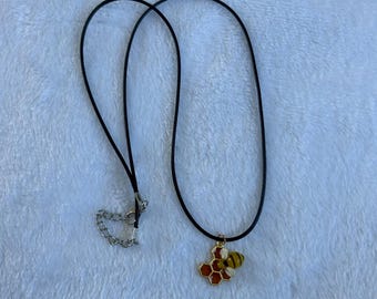 Collar de resina con diseño de panal de abeja – Joyería colgante original