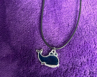Collar con colgante de ballena