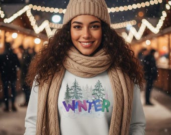 Felpa Winter Wonderland: Felpa girocollo con motivo a pino colorato