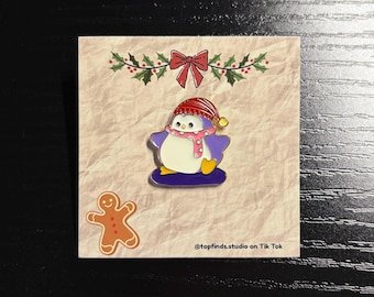 Pin de esmalte de pingüino haciendo snowboard en invierno: insignia de solapa navideña, pines coleccionables