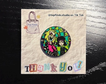 Pin de esmalte de Beetlejuice y Lydia: Insignia de solapa coleccionable de la película