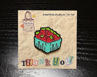 Pin de esmalte de cesta de fresas: Insignia de bayas