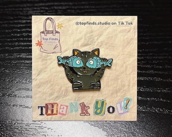 Pin de esmalte duro con forma de pez gato, divertido pin de solapa