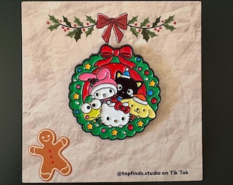 Pin de esmalte de corona navideña de Kuromi: Pin de solapa festivo