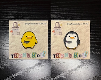 Pin esmaltado de cuchillo con pingüino y pato: Insignia coleccionable divertida para solapa
