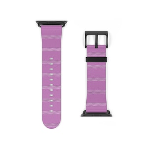Puede incluir: Juego de dos correas de reloj. Las correas son de color lila claro con costuras blancas y un patrón horizontal repetitivo. Los herrajes son negros. Las correas están diseñadas para un reloj inteligente.