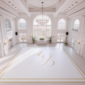 以下が含まれることがあります： 大きなクリスタルシャンデリアが吊り下げられた、エレガントな白いボールルーム。白いダンスフロアには金のトリムと「A & J」のイニシャル。大きなアーチ型の窓とドアから自然光が差し込みます。