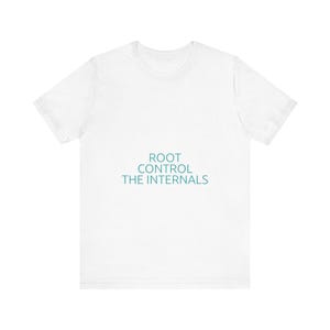 Peut inclure: T-shirt blanc avec l'inscription "ROOT CONTROL THE INTERNALS" en turquoise. Le t-shirt est de style col rond, adapté pour un usage décontracté. Le texte est centré sur le devant du t-shirt.