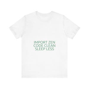 Puede incluir: Camiseta blanca con el texto verde "IMPORT ZEN CODE CLEAN SLEEP LESS". La camiseta está hecha de un material suave y tiene mangas cortas. El texto está centrado en la parte delantera de la camiseta.
