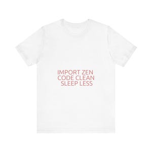 Op de afbeelding: Wit T-shirt met de rode tekst "IMPORT ZEN CODE CLEAN SLEEP LESS". Het shirt heeft een ronde hals en korte mouwen, geschikt voor casual wear.
