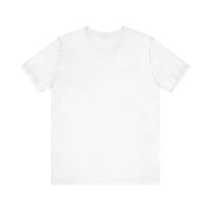 Op de afbeelding: Een effen wit t-shirt met korte mouwen en een ronde hals. Het shirt is gemaakt van een zacht, ondoorzichtig materiaal. Het kledingstuk is een basic, alledaags kledingstuk.