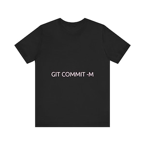Puede incluir: Camiseta negra con el texto blanco "GIT COMMIT -M" impreso en la parte delantera. La camiseta de manga corta está hecha de un material suave y es adecuada para uso casual.