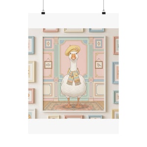 Puede incluir: Una impresión artística caprichosa que presenta un ganso de dibujos animados con una boina amarilla y una bufanda estampada. El ganso está en una habitación con paredes de colores pastel y cuadros enmarcados. La estética general es suave y acogedora.