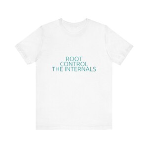 Puede incluir: Camiseta blanca con el texto "ROOT CONTROL THE INTERNALS" en color turquesa. La camiseta tiene mangas cortas y cuello redondo. El texto está centrado en la parte delantera de la camiseta.
