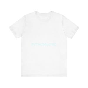Puede incluir: Camiseta blanca con el texto "PYTHON n PRO" en color azul claro. La camiseta tiene mangas cortas y cuello redondo. La tela parece ser un material suave y cómodo.