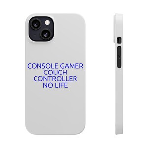 Puede incluir: Funda de teléfono blanca con un módulo de cámara negro. La funda tiene texto azul que dice: CONSOLE GAMER COUCH CONTROLLER NO LIFE. La funda está diseñada para proteger un smartphone.