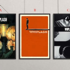 Può includere: Set di tre poster cinematografici incorniciati per il film "Whiplash". I poster presentano immagini di una batteria, un uomo su una trave e un pianoforte, con il titolo del film in bianco.