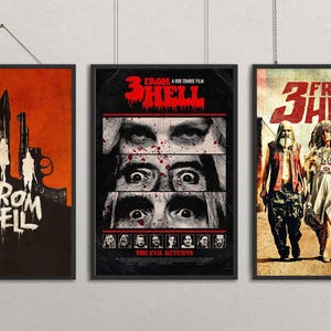Può includere: Tre poster cinematografici incorniciati del film "3 From Hell" sono appesi a una parete. I poster presentano grafica e testo audaci, tra cui immagini di pistole, volti e personaggi. I poster sono in cornici nere.