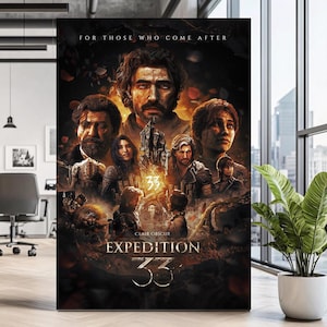Puede incluir: Un póster vertical con un diseño oscuro y dramático. El póster presenta varios rostros de personas, con el texto "FOR THOSE WHO COME AFTER" en la parte superior. Las palabras "EXPEDITION 33" se muestran de forma destacada. La combinación de colores general es oscura con tonos cálidos.