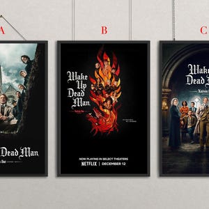 Peut inclure: Trois affiches encadrées pour le film "Wake Up Dead Man: Knives Out". Chaque affiche présente un design différent avec le titre du film. Les affiches sont encadrées en noir et accrochées contre un mur neutre.
