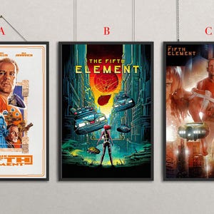 Könnte beinhalten: Drei gerahmte Filmplakate für "Das fünfte Element" werden gezeigt. Die Poster zeigen lebendige Kunstwerke mit Charakteren und Szenen aus dem Film. Jedes Poster befindet sich in einem schwarzen Rahmen und wird von einer silbernen Kette gehalten.