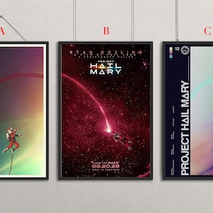 Puede incluir: Se muestran tres carteles enmarcados de la película "Project Hail Mary". Cada cartel presenta un diseño minimalista con una figura con traje espacial. Los carteles tienen un marco negro y están suspendidos por una cadena plateada.
