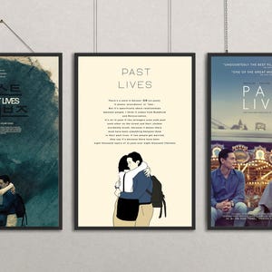 Puede incluir: Tres carteles de películas enmarcados. El cartel de la izquierda tiene texto coreano y el título "PAST LIVES". El cartel del medio tiene el título "PAST LIVES" y una ilustración de dos personas abrazándose. El cartel de la derecha tiene el título "PAST LIVES" y una foto de dos personas.