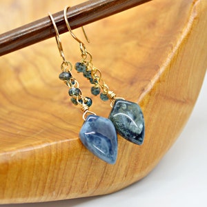 Deep Teal Blue Opal and Kyanite Earrings, Teal Blue Earrings, Blue Opal, Teal Moss Kyanite, Gold Earrings, Blue Gemstone Cluster, Blue Green afbeelding 2