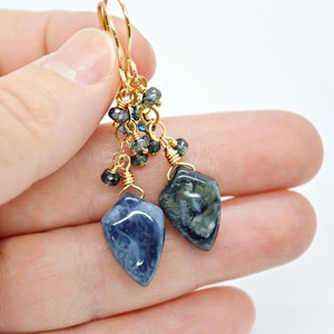 Deep Teal Blue Opal and Kyanite Earrings, Teal Blue Earrings, Blue Opal, Teal Moss Kyanite, Gold Earrings, Blue Gemstone Cluster, Blue Green afbeelding 1