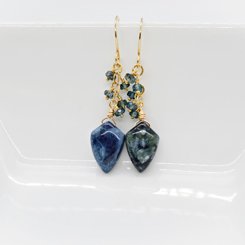 Deep Teal Blue Opal and Kyanite Earrings, Teal Blue Earrings, Blue Opal, Teal Moss Kyanite, Gold Earrings, Blue Gemstone Cluster, Blue Green afbeelding 5