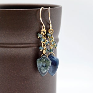 Deep Teal Blue Opal and Kyanite Earrings, Teal Blue Earrings, Blue Opal, Teal Moss Kyanite, Gold Earrings, Blue Gemstone Cluster, Blue Green afbeelding 6
