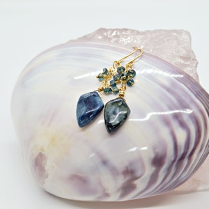 Deep Teal Blue Opal and Kyanite Earrings, Teal Blue Earrings, Blue Opal, Teal Moss Kyanite, Gold Earrings, Blue Gemstone Cluster, Blue Green afbeelding 4