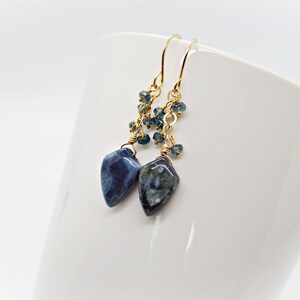 Deep Teal Blue Opal and Kyanite Earrings, Teal Blue Earrings, Blue Opal, Teal Moss Kyanite, Gold Earrings, Blue Gemstone Cluster, Blue Green afbeelding 7