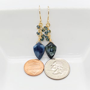 Deep Teal Blue Opal and Kyanite Earrings, Teal Blue Earrings, Blue Opal, Teal Moss Kyanite, Gold Earrings, Blue Gemstone Cluster, Blue Green afbeelding 8
