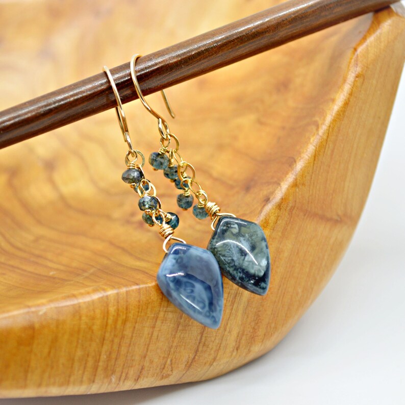Deep Teal Blue Opal and Kyanite Earrings, Teal Blue Earrings, Blue Opal, Teal Moss Kyanite, Gold Earrings, Blue Gemstone Cluster, Blue Green afbeelding 2